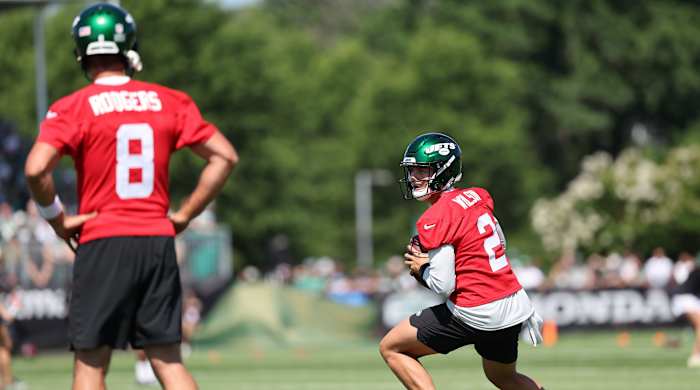 Jets quarterbacks Aaron Rodgers and Zach Wilson
